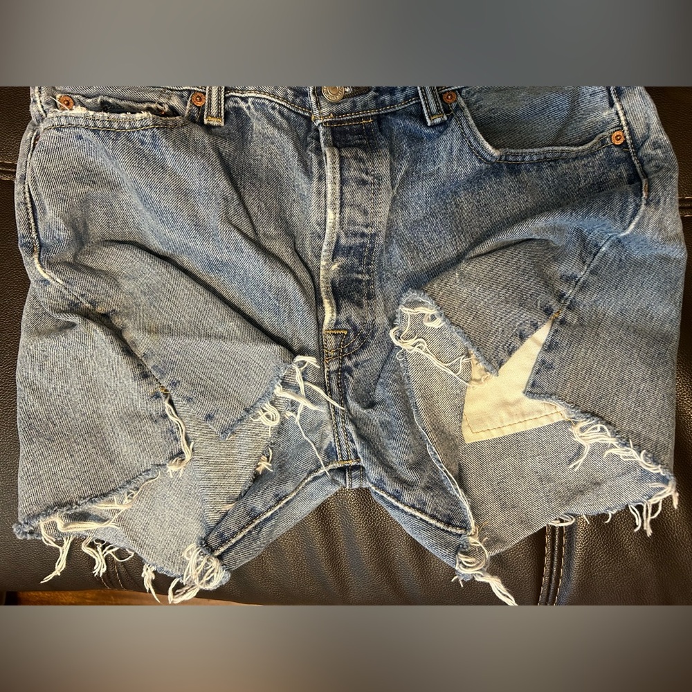 Levi’s 501 Button Fly Cut Off Shorts. Size 34 - Picture 9 of 11